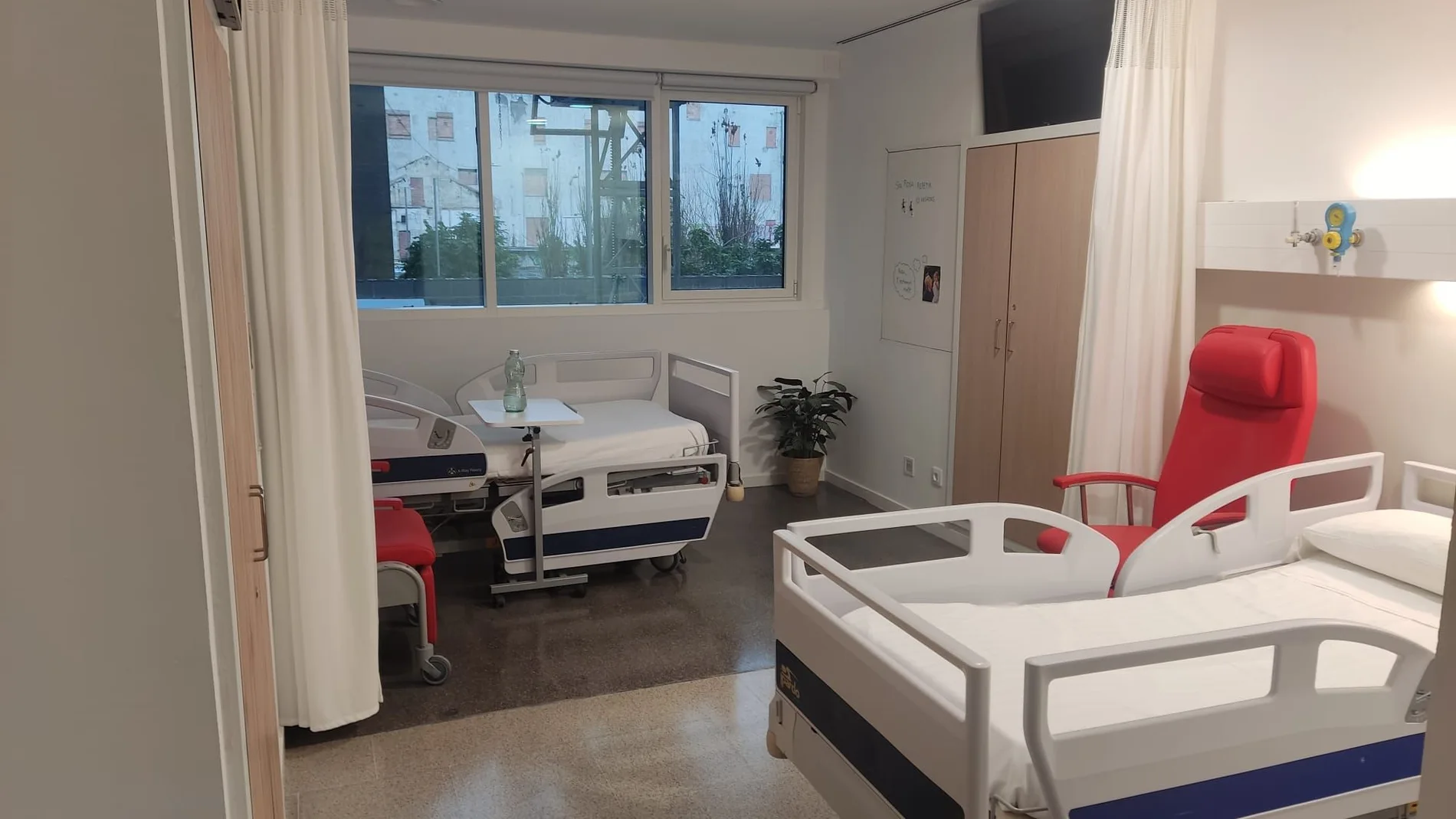 Habitación de hospital que permite la llegada de luz natural a ambos pacientes