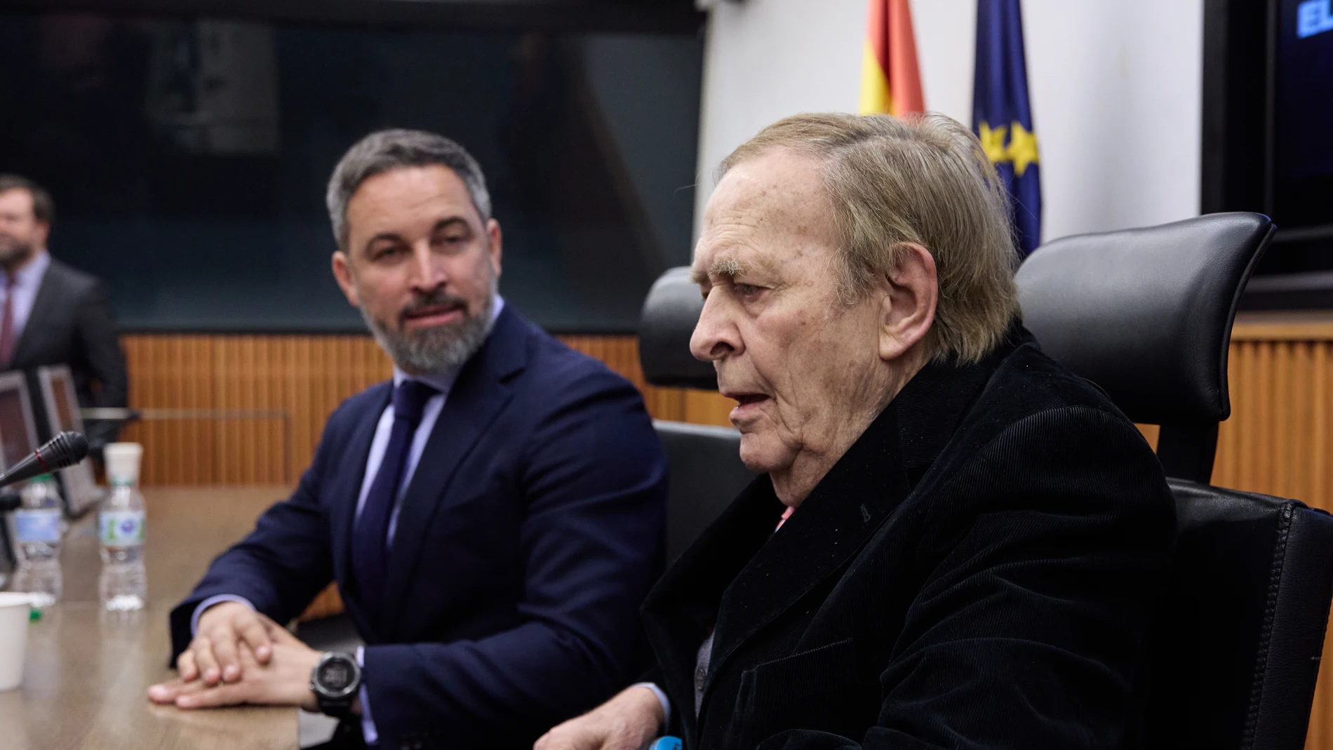 El presidente de VOX, Santiago Abascal (i), y el candidato de la moción de censura, el profesor Ramón Tamames (d), a su llegada a una comparecencia ante los medios en el Congreso de los Diputados, a 16 de marzo de 2023, en Madrid (España). El candidato a la moción de censura al Gobierno, Ramón Tamames, y el presidente de Vox, Santiago Abascal, han comparecido para aclarar las diferencias que se han manifestado públicamente en los últimos días entre las partes. Ambos han intervenido apenas unas horas después de conocerse la filtración del discurso íntegro del catedrático para defender la moción de censura que tendrá lugar la próxima semana en el Congreso de los Diputados. 16 MARZO 2023;MADRID;CONGRESO DE LOS DIPUTADOS;MOCION DE CENSURA Jesús Hellín / Europa Press 16/03/2023