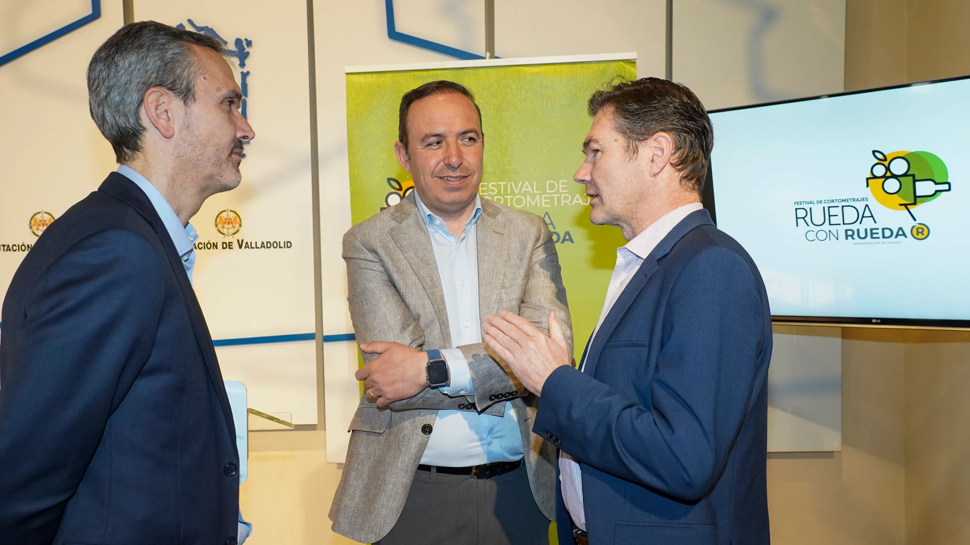 El vicepresidente de la Diputación de Valladolid, Víctor Alonso, conversa con el presidente de la DO Rueda, Carlos Yllera, y el director general de la DO,Santiago Mora