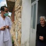 Un profesional sanitario acude a ver una vecina en un pueblo