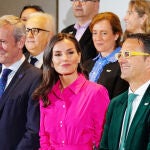 La Reina Letizia, con un diseño de Roberto Verino, preside el acto con motivo del Día Mundial de las Enfermedades Raras