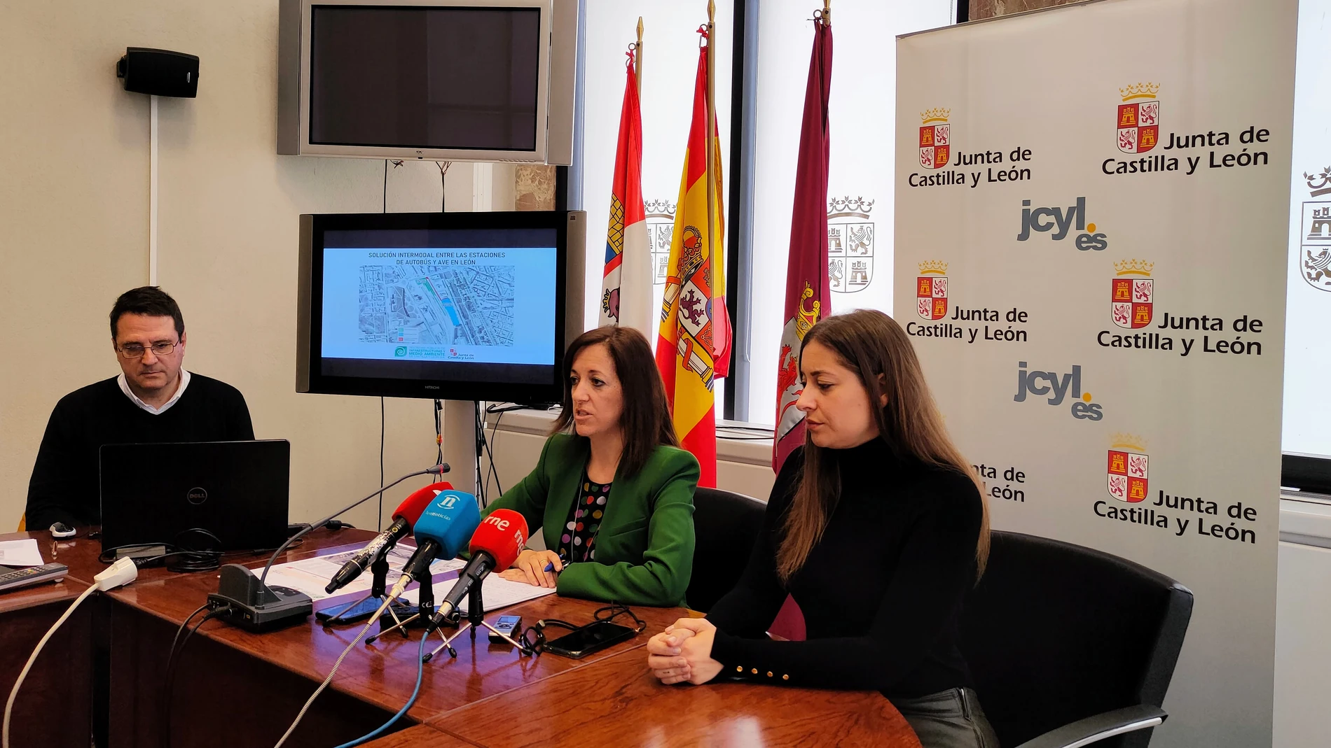 La directora general de Transportes y Logística, Laura Paredes, presenta el proyecto junto a la delegada territorial Ester Muñoz