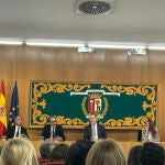 Una gran ovación recibe al Rey en su vuelta a la Universidad 30 años después 
