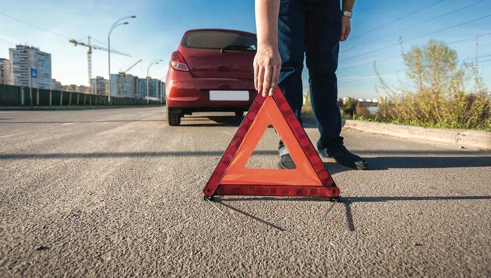 ¿En qué situaciones la ley exime a los conductores de colocar los triángulos de emergencia?