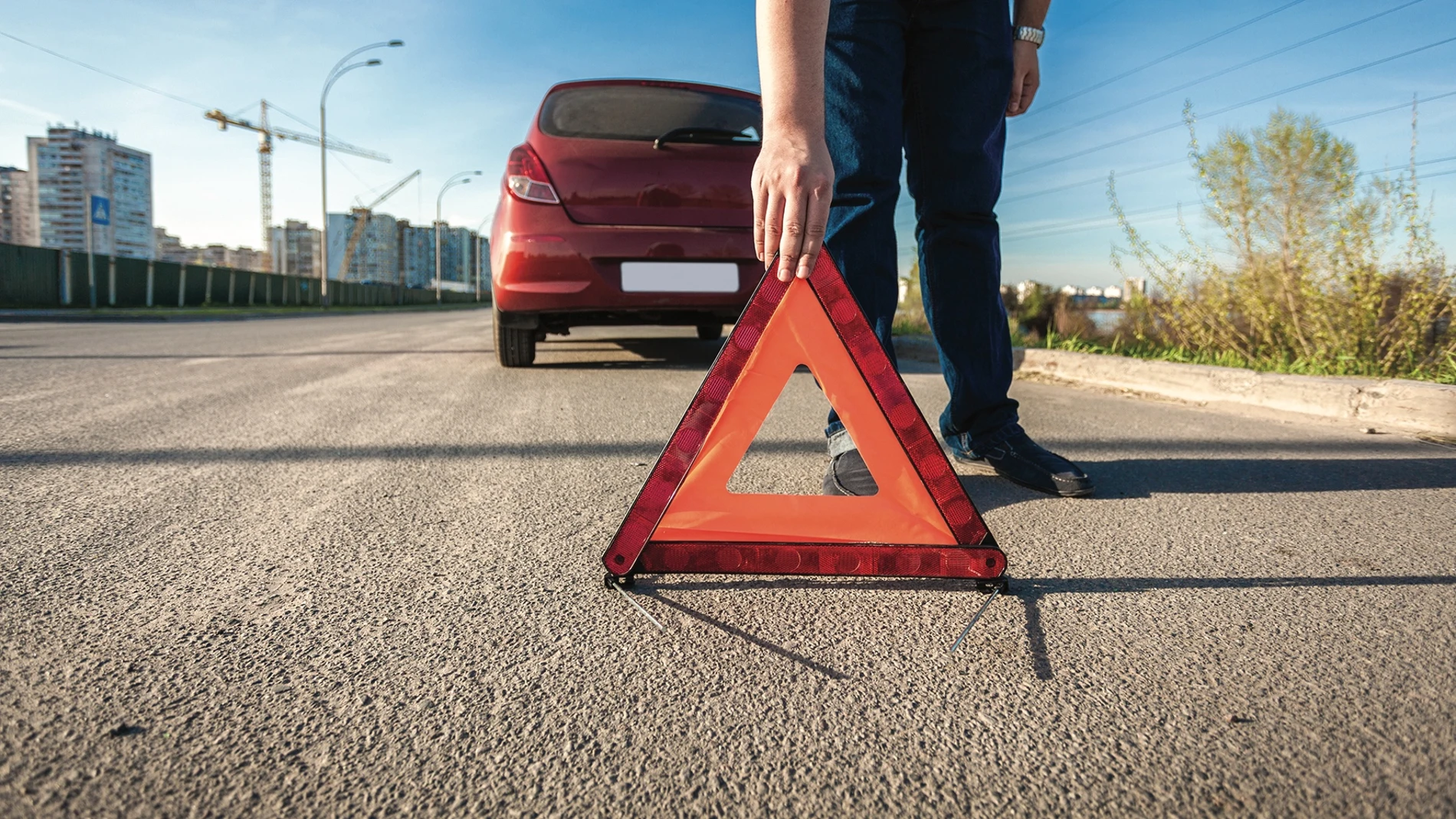 ¿En qué situaciones la ley exime a los conductores de colocar los triángulos de emergencia?