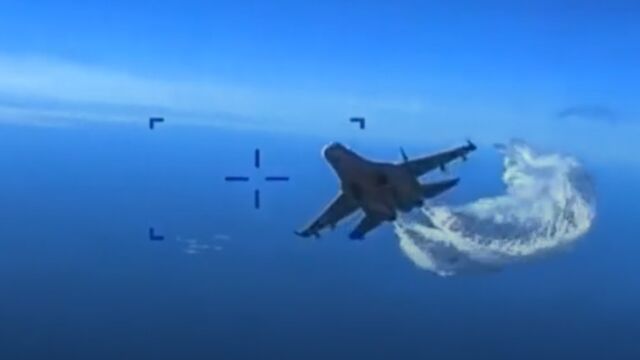 Momento en el que un caza ruso Su-27 se acerca a un dron Reaper de EEUU sobre el mar Negro