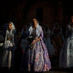 Una fallera mira emocionada la imagen de la Virgen de los Desamparados