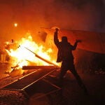 Manifestantes incendian ayer en París el mobiliario urbano en la Plaza de la Concordia, a pocos metros de la Asamblea Nacional