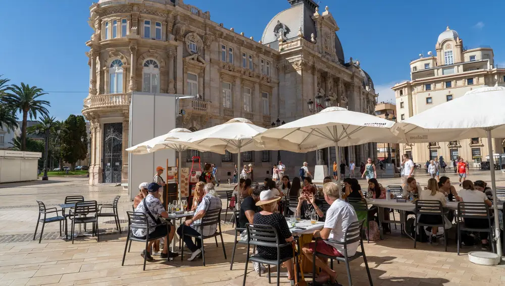 Imagen de archivo de una terraza en la ciudad portuaria frente al Palacio Consistorial