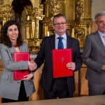 El consejero de Agricultura, Ganadería y Desarrollo Rural, Gerardo Dueñas, firma un convenio con la Asociación de la Industria Agroalimentaria de Ávila (Avilagro). Durante la firma el consejero estuvo acompañado por la presidenta de Avilagro, Isabel López, y el delegado territorial de la Junta en Ávila, José Francisco Hernández Herrero
