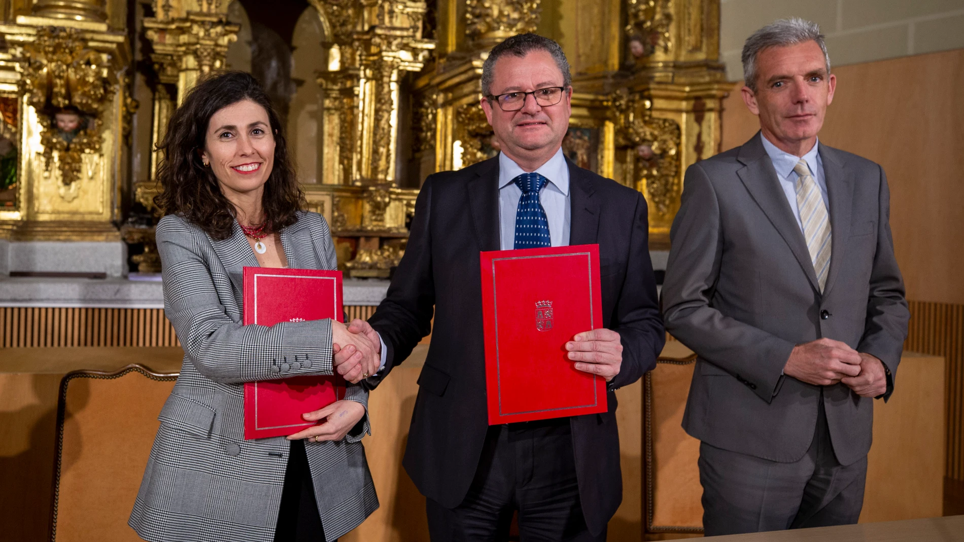 El consejero de Agricultura, Ganadería y Desarrollo Rural, Gerardo Dueñas, firma un convenio con la Asociación de la Industria Agroalimentaria de Ávila (Avilagro). Durante la firma el consejero estuvo acompañado por la presidenta de Avilagro, Isabel López, y el delegado territorial de la Junta en Ávila, José Francisco Hernández Herrero
