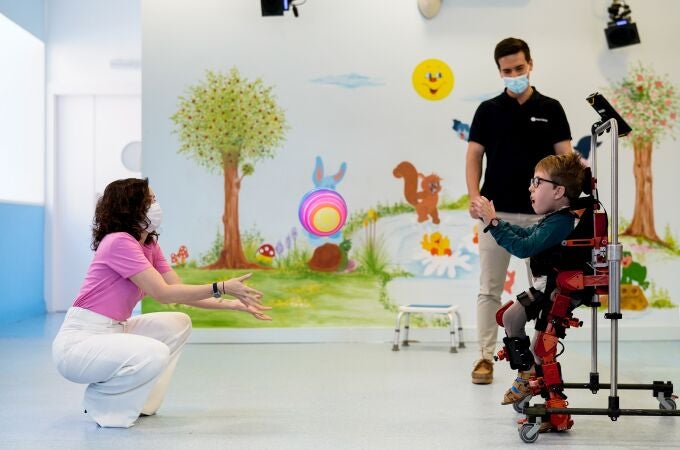 Isabel Díaz Ayuso, juega a la pelota con Adolfo Garcia-Inés, un niño de 9 años que usa el exoesquelero Atlas 2023, en el Hospital Universitario Infantil Niño Jesús