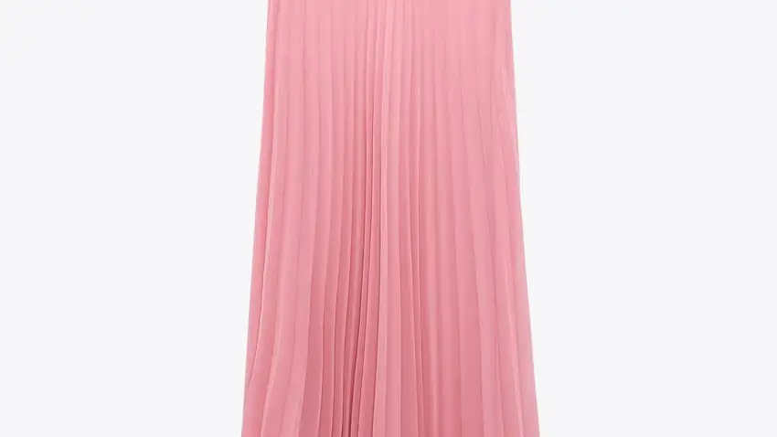 Falda midi plisada.