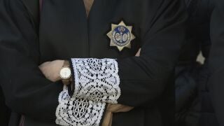 Detalle de la toga de un letrado de la Administraci&oacute;n de Justicia 