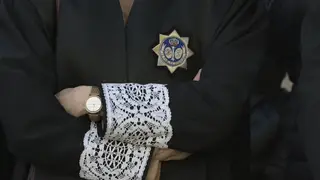 Detalle de la toga de un letrado de la Administración de Justicia Detalle de la toga de un letrado de la Administración de Justicia