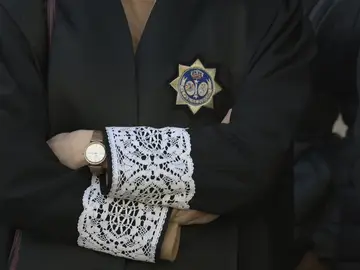 Detalle de la toga de un letrado de la Administración de Justicia Detalle de la toga de un letrado de la Administración de Justicia