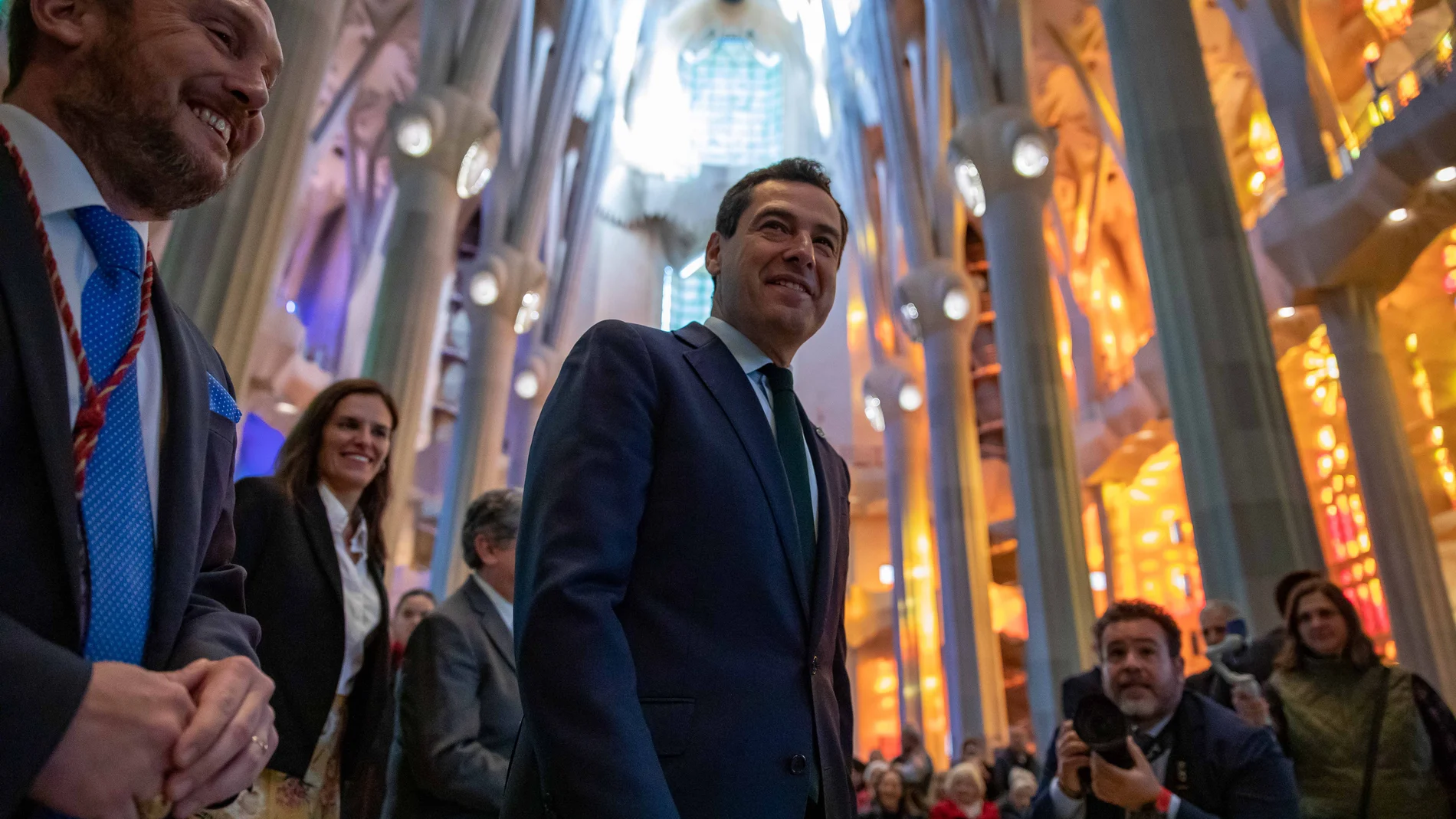 El presidente de la Junta de Andalucía, Juan Manuel Moreno Bonilla, asiste a una misa rociera en la Sagrada Familia, a 18 de marzo de 2023, en Barcelona, Cataluña, (España). El presidente de la Junta asiste a la misa conmemorativa de la 50ª romería del Rocío en Cataluña. Kike Rincón / Europa Press 18/03/2023