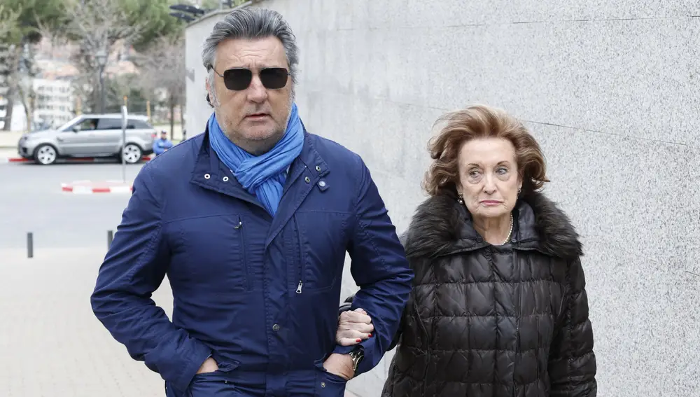 Rafi Camino a la entrada del tanatorio de San Isidro
