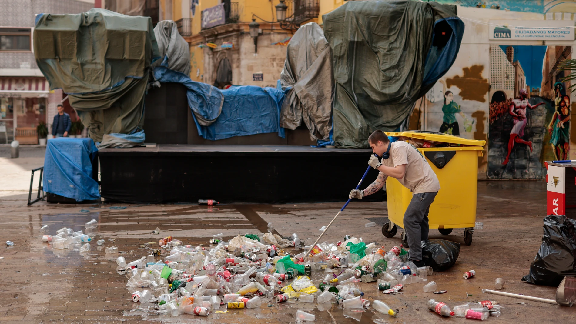 GRAFCVA2232. VALENCIA, 18/03/2023.-Un operario retira la basura generada tras una de las decenas de verbenas que tuvieron lugar anoche en Valencia en uno de los días con mas afluencia a las fallas.EFE/ Biel Aliño