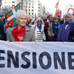 Los pensionistas recorren las calles de Bilbao para reivindicar unas pensiones mínimas de 1.080 euros.