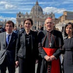 La presidenta de la Comunidad de Madrid, Isabel Díaz Ayuso, junto al alcalde de Madrid, José Luis Martínez-Almeida, y la delegada del Gobierno en Madrid, Mercedes González, se han reunido este sábado con el Papa Francisco en Roma