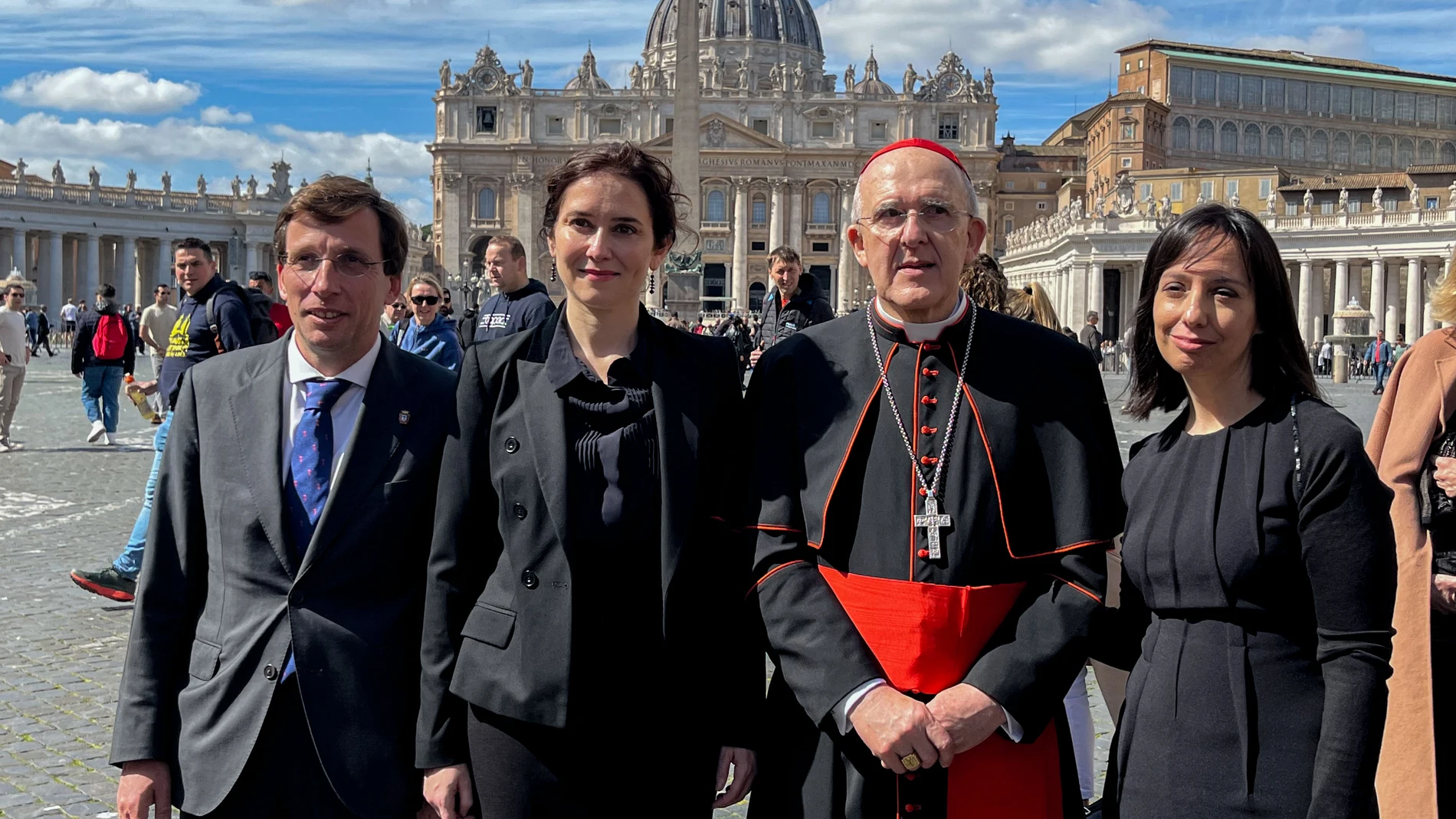 GRAF2649. CIUDAD DEL VATICANO, 18/03/2023.- El alcalde de Madrid, José Luis Martínez-Almeida (i), la presidenta de la comunidad de Madrid, Isabel Díaz Ayuso (2i); el cardenal Carlos Osoro y la delegada del Gobierno en la capital española, Mercedes González, posan en la plaza de San Pedro del Vaticano tras la audiencia mantenida este sábado con el papa Francisco. EFE/ Gonzalo Sánchez
