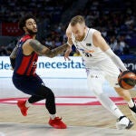 Musa intenta evitar la defensa de Howard