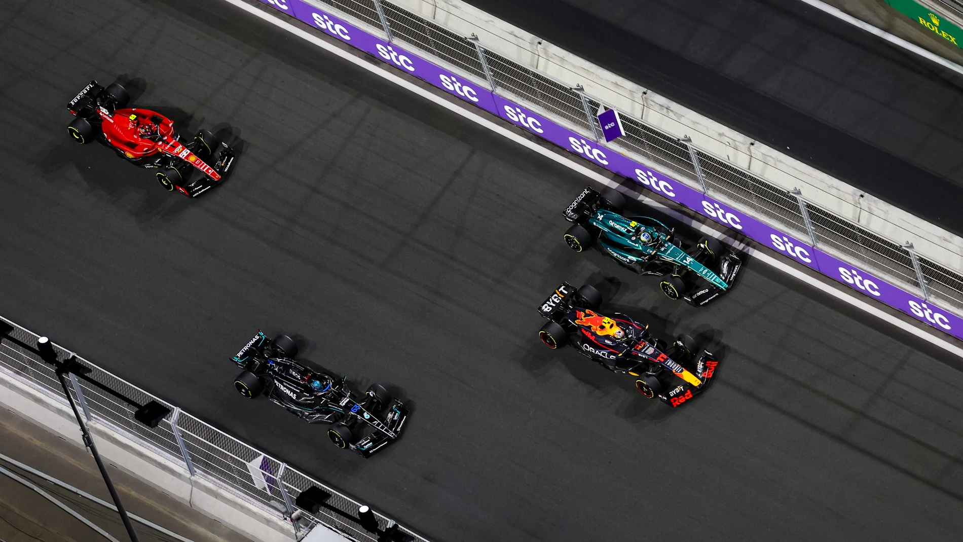 "Checo" Pérez, Alonso, Russell y Sainz, en la salida del Gran Premio de Arabia Saudí