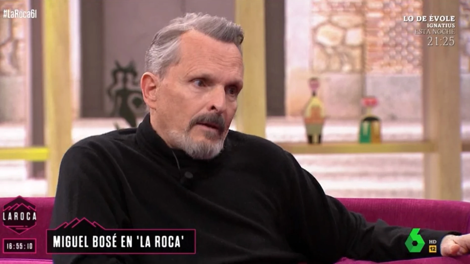 Bosé durante la entrevista