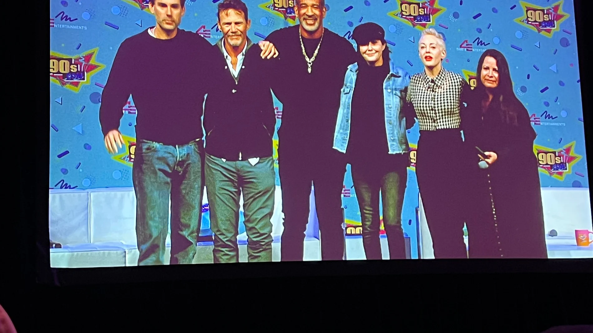 Shannen Doherty y parte del reparto de la serie
