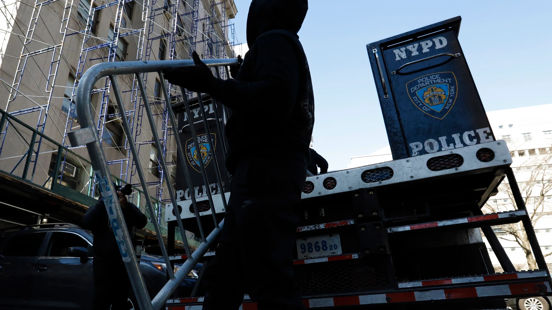 New York (United States), 20/03/2023.- New York City police bring in extra barricades outside of New York Criminal Court for potential Indictment of former President Donald Trump in New York, New York, USA, 20 March 2023. Major US News organizations are reporting former President Donald J. Trump may be the first US President to be formally indicted on charges related to hush-money payments to porn star Stormy Daniels. (Estados Unidos, Nueva York) EFE/EPA/Peter Foley