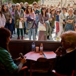 Las poetas Carmen Pedreiro (Madrid, 1996) y Luz Pichel (Lalín, Pontevedra, 1947) recitan poemas este lunes en la Cuesta de Moyano en el paseo literario 'De Fieras a Feria'. 