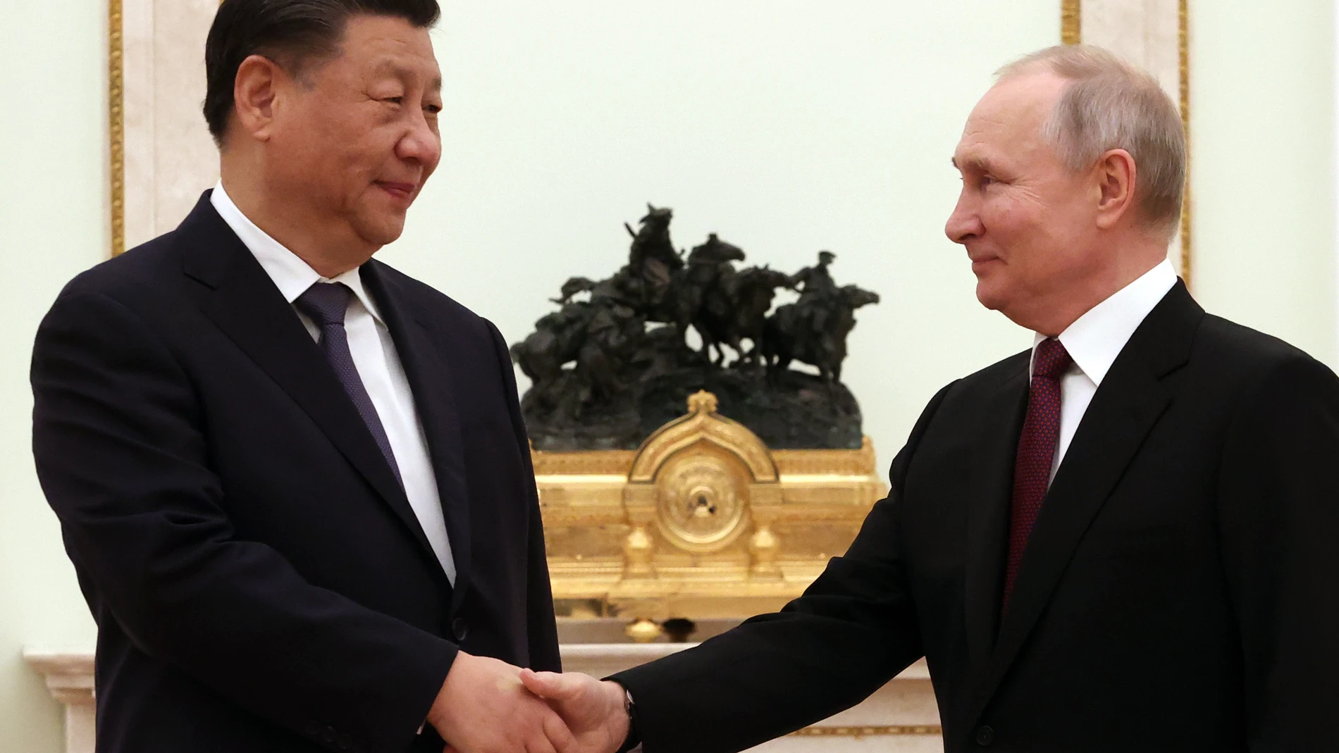 Moscow (Russian Federation), 19/03/2023.- Russian President Vladimir Putin (R) shakes hands with Chinese President Xi Jinping (L) during their meeting in Moscow Kremlin in Moscow, Russia, 20 March 2023. Chinese President Xi Jinping arrived in Moscow on a three-day visit, which will last from March 20 to 22, according to Russian and Chinese state agencies. Xi Jinping visits Russia on improving joint partnership and developing key areas of Russian-Chinese economic cooperation. (Rusia, Moscú) EFE/EPA/SERGEI KARPUHIN / SPUTNIK / KREMLIN POOL MANDATORY CREDIT