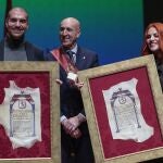 Los astronautas leoneses Sara García y Pablo Álvarez junto al alcalde José Antonio Díez