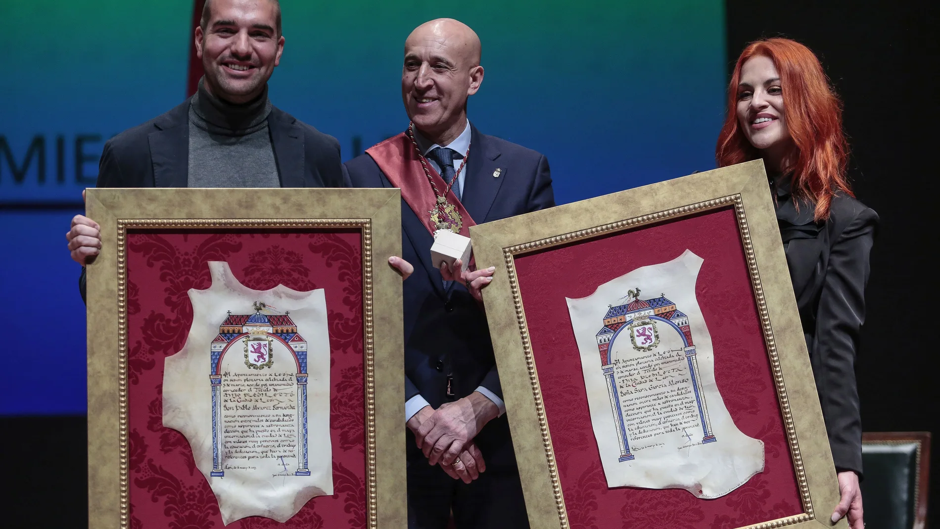 Los astronautas leoneses Sara García y Pablo Álvarez junto al alcalde José Antonio Díez