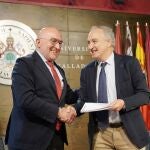 El consejero de la Presidencia, Jesús Julio Carnero, y el rector de la UVa, Antonio Largo, tras firmar el acuerdo