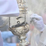 Un incensario portado por acólitos en una procesión de Semana Santa
