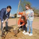 El presidente de la Diputación de Valladolid, Conrado Íscar, junto a escolares de Renedo de Esgueva plantan un árbol