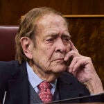 Ramón Tamames, durante la moción de censura, en el Congreso © Alberto R. Roldán / La Razón