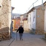 Una mujer pasea por un pueblo de Valladolid