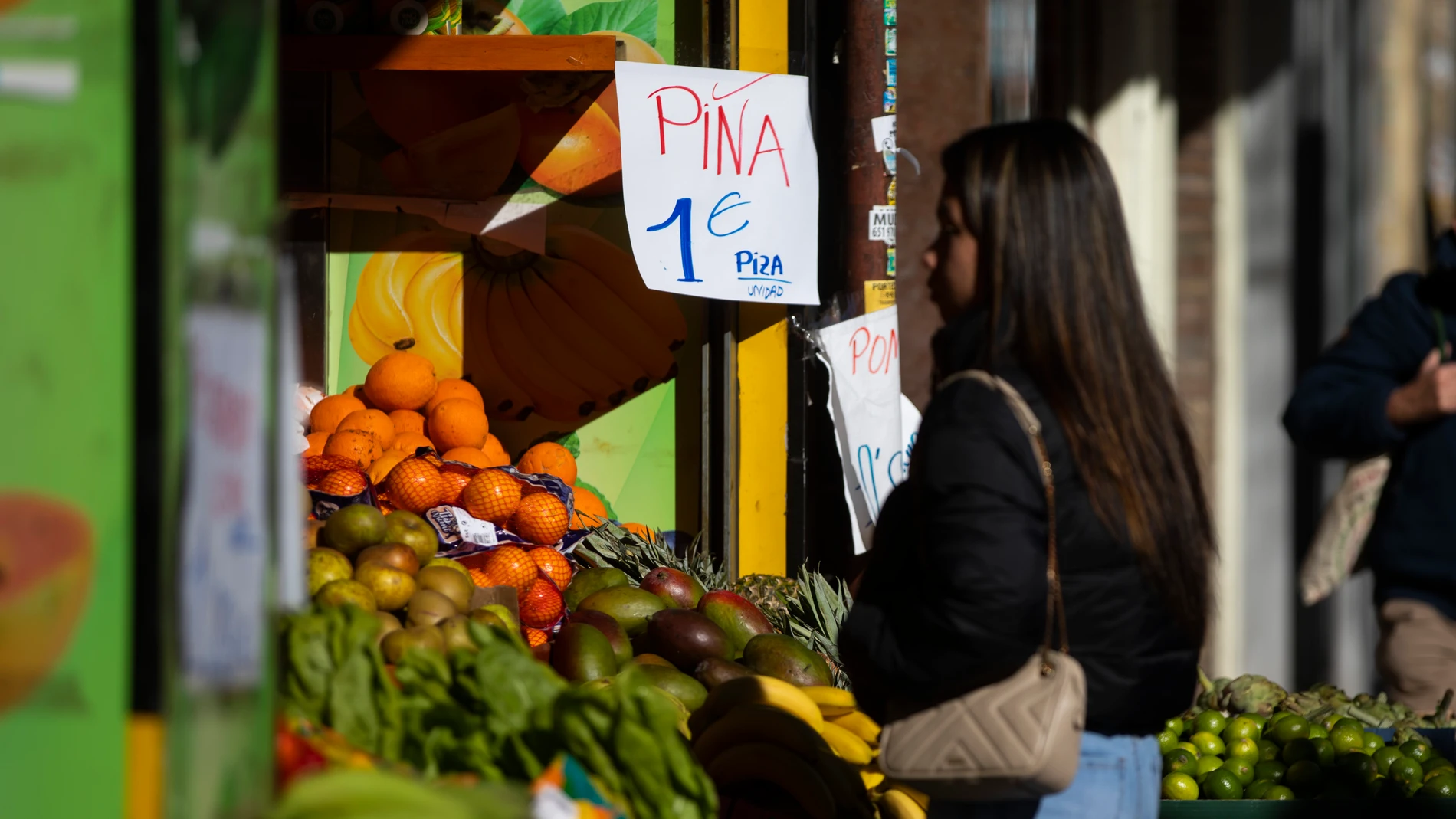 Precios de la fruta y verdura en una frutería de Madrid.