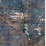 Un especialista de la Guardia Civil desciende hasta la sima donde estaba el proyectil