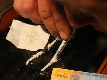 Una persona consumiendo rayas de cocaína Una persona consumiendo rayas de cocaína