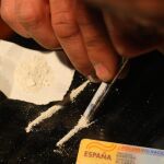Una persona consumiendo rayas de cocaína 