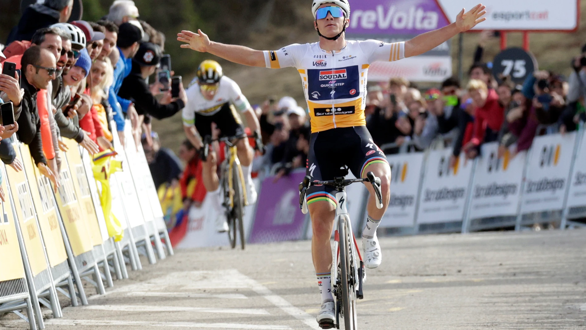 GRAFCAT7900. LA MOLINA (GIRONA), 22/03/2023.- El campeón del mundo Remco Evenepoel (Quick-Step) se impuso a su máximo rival por esta Volta a Catalunya, Primoz Roglic (Jumbo-Visma), gracias a un ataque en los últimos metros de la ascensión de La Molina (Girona), donde finalizó la tercera etapa. EFE/Quique García