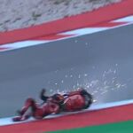 Momento en el que Pol Espargaró cae en la curva 10 de Portimao