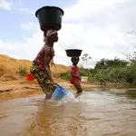 Una mujer llena un balde con agua de río para las necesidades diarias de agua, un día antes del día designado como Día Mundial del Agua, en Abiyán, Costa de Marfil. En Abiyán, la capital económica de Costa de Marfil, algunos de los habitantes están experimentando importantes dificultades para acceder al agua potable, ya que algunos barrios no están conectados a la red de la empresa nacional de distribución de agua. Los habitantes recurren entonces a pozos de particulares oa empresas privadas de distribución de agua potable. El primer ministro de Costa de Marfil, Patrick Achi, anunció una inversión de 2.500 mil millones de FCFA (aproximadamente 5 mil millones de dólares), para lograr el acceso universal al agua potable para 2030. Esta inversión es parte de la implementación del plan 'Agua para Todos', que tiene como objetivo cumplir con la necesidades de agua potable de las poblaciones urbanas y rurales