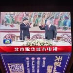 Beijing (China), 22/03/2023.- A screen shows Chinese President Xi Jinping raising a glass with Russian President Vladimir Putin during their meeting in Moscow the previous day, in Beijing, China, 22 March 2023. The Chinese head of state is on a three-day state visit to Russia. (Rusia, Moscú) EFE/EPA/WU HAO