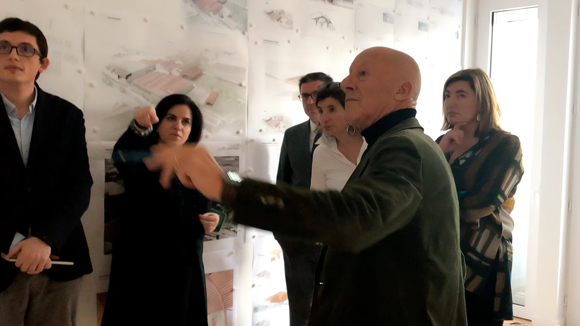 Norman Foster analiza el proyecto con Carmen y Lourdes Martínez Zabala