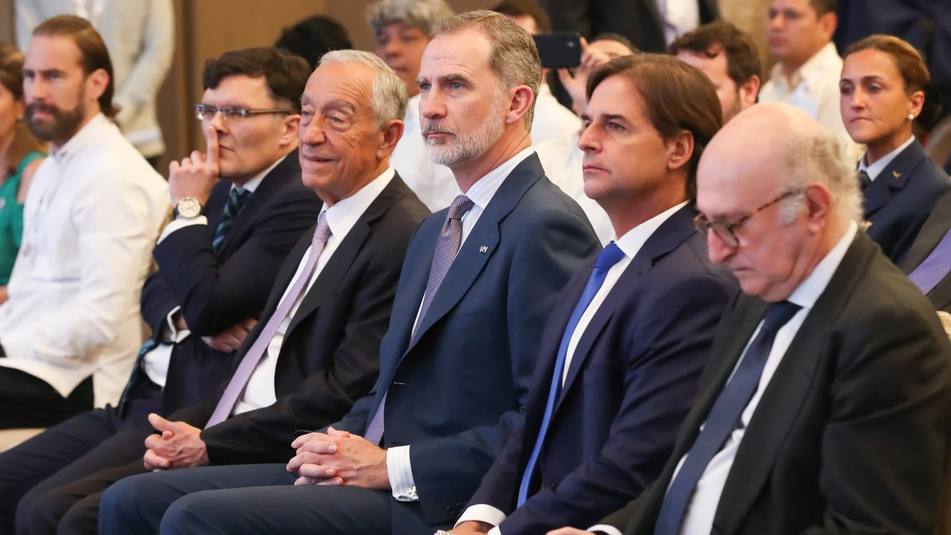 AME5793. SANTO DOMINGO (REPÚBLICA DOMINICANA), 24/03/2023.- Fotografía cedida por la Casa Real del Rey de España, Felipe VI (c), junto al presidente de Portugal, Marcelo Rebelo de Sousa (der.) y el presidente de Uruguay, Luis Lacalle Pou (izq.), en la ceremonia del programa Iberoamericano de personas con discapacidad, en el marco de la XXVIII Cumbre Iberoamericana de Jefes y Jefas de Estado y de Gobierno, hoy en Santo Domingo (República Dominicana). EFE/ Jose Jimenez SOLO USO EDITORIAL/NO VENTAS/SOLO DISPONIBLE PARA ILUSTRAR LA NOTICIA QUE ACOMPAÑA/CRÉDITO OBLIGATORIO
